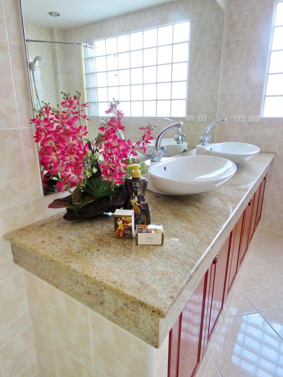 Butterfly Garden Boutique Residences Large Luxury Apts And Villas A Lifetsyle Destination By Neang, Everything You Need All Right Here 1-3 Bedrooms 110 To 190 Sq Mtrs, 2 Full Bathrooms, Rain Shower, Spa Bath, Bbq, Free Wifi, Staff 24-7, Close To Beac Pattaya Exterior foto